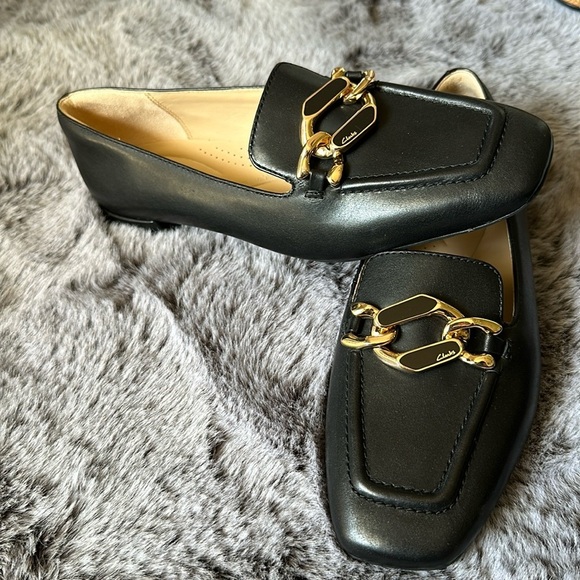 Clarks Black with gold hardware Leather Loafers size 8 - Picture 4 of 8